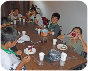 デザートを食べる子どもたちの写真です