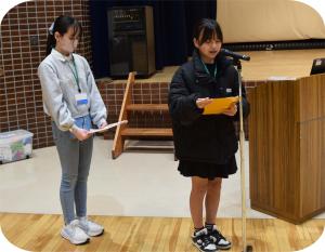 司会をしている写真です