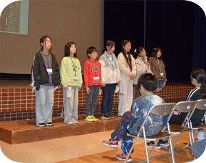 活動報告をしている写真です