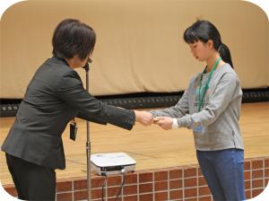 修了証書・記念品の贈呈1