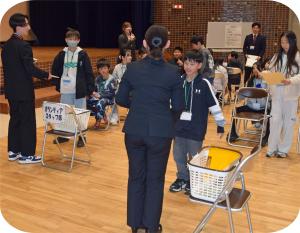 修了証書・記念品の贈呈2