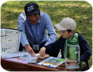 タイルを並べている写真です