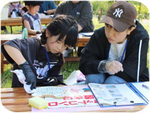 目地を整えている写真です