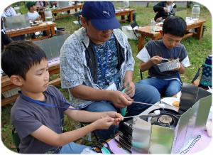 スモアを作っている写真です