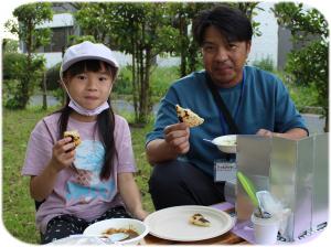 試食をしている写真1