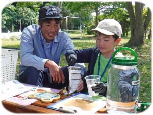 タイルトレイを作っている写真です