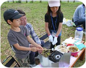 スモアづくりをしている写真です