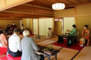 大茶室での煎茶会の様子