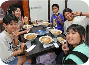 佐野らーめんと餃子を食べている写真です