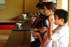 抹茶を飲んでいる様子