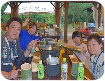 竹の食器でカレーライスを食べている写真です