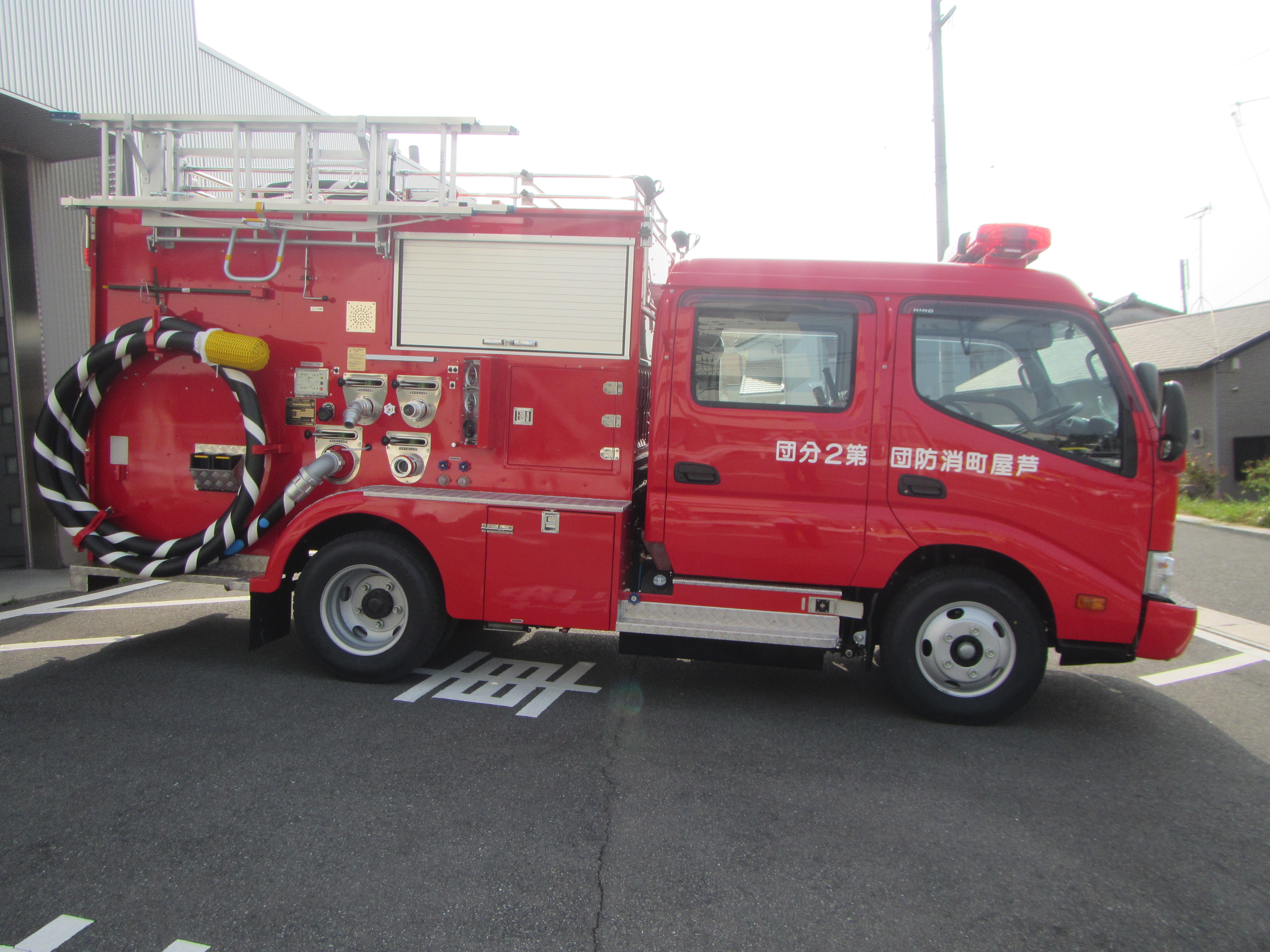 消防ポンプ自動車（右）の画像