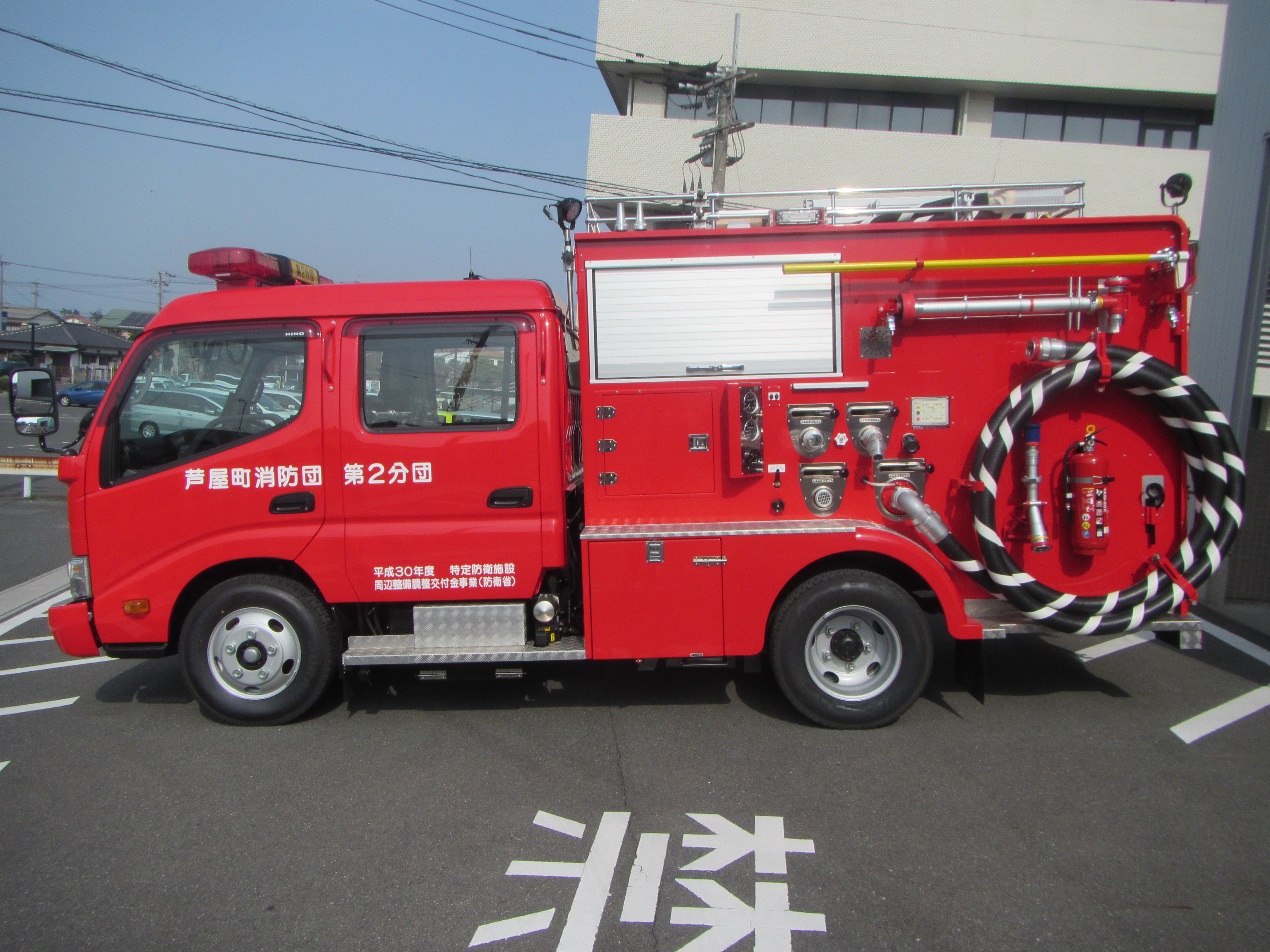 消防ポンプ自動車（左）の画像