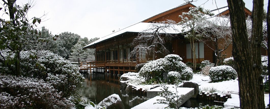 建物と庭園の写真　雪がつもっている