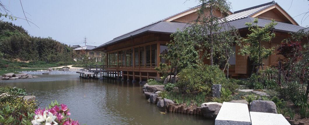 建物と庭園の写真　建物は池に面している