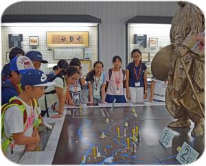 郷土博物館の見学をする子どもたちの写真です