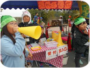 祭りあしやで出店体験をしている写真です