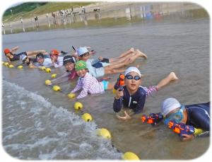 海で水鉄砲遊びをしている写真です