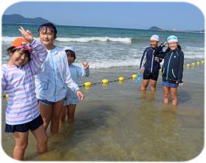 海で遊んでいる写真です