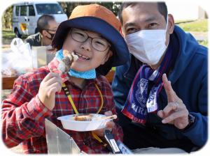 完成した料理を食べている写真です