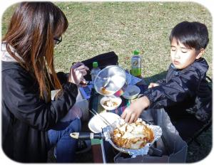 カセットコンロで調理をしている写真です