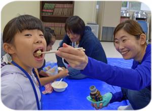 アイスクリームを食べている写真です