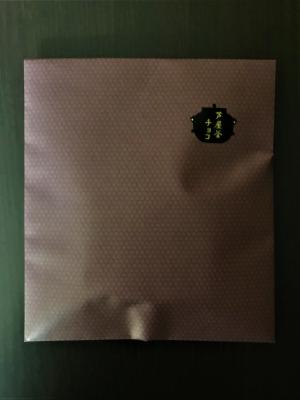 物かたり「あられシリーズ」の外袋　霰文がデザインされた茶色の袋