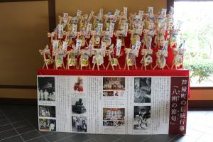 立礼席で毛氈を敷いたひな壇に飾られたわら馬