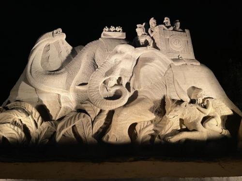 象や恐竜の砂像夜の写真