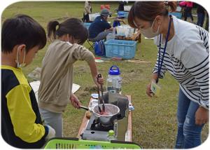 カセットコンロで調理している写真です