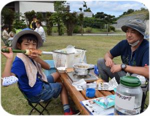 竹まきパンを食べている写真です