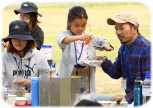 キッチンバサミで食材を切っている写真です