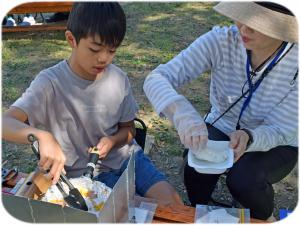 カセットコンロで調理をしている写真です