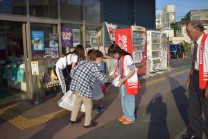 募金箱にお金を入れてもらってる写真です