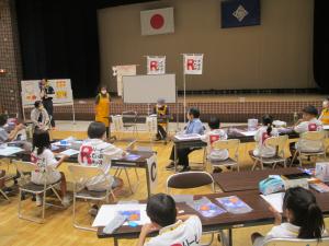 キッズが講師の話を聞いている写真です。