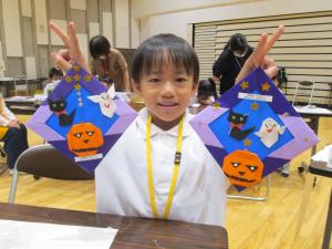 キッズが完成した作品を見せている写真です。