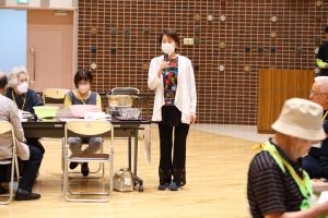 参加者が自己紹介している写真です。