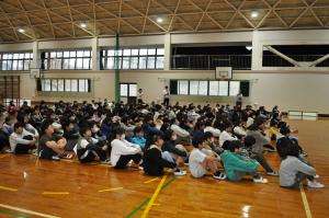 お話を聞く児童