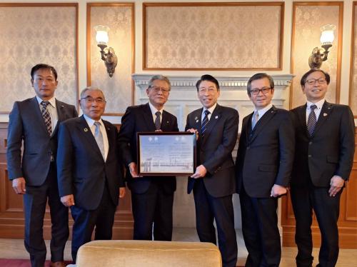 令和7年1月30日、芦屋町の宣言と芦屋町議会での決議を服部誠太郎福岡県知事に報告しました（写真左から中西智昭芦屋町議会副議長、内海猛年芦屋町議会議長、波多野茂丸芦屋町長、服部誠太郎福岡県知事、松本國寛福岡県議会議員、中西新吾芦屋町副町長）。
