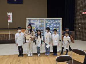キッズが発表練習している写真です。