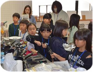 材料や道具を準備している写真です