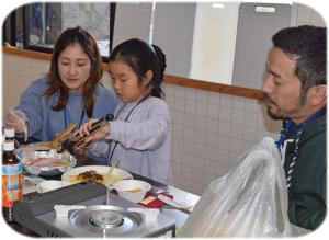 お好み焼きを作っている写真です