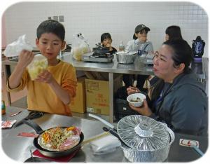 ポップコーンに味をつけている写真です