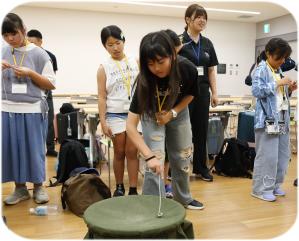 完成したベーゴマを回して遊んでいる写真です