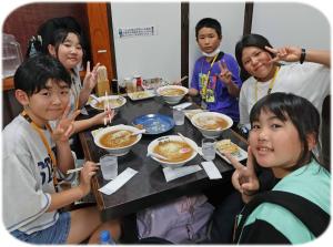 完成した佐野らーめんを食べている写真です