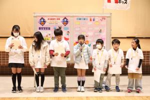 研修生が活動の発表をしている写真です。