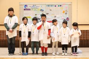 研修生が活動の発表をしている写真です。