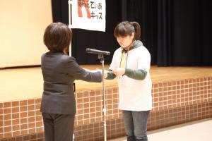 研修生が修了認定証を受け取っている写真です