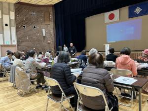 講師が話している写真です。