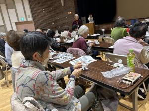 参加者がおしぼり人形を躍らせている写真です。